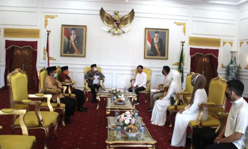 Gubernur Rohidin pada saat menerima audiensi Perwakilan Pengurus Organisasi Ikatan Putra-Putri Kampus Provinsi Bengkulu di Gedung Daerah Balai Raya Semarak Bengkulu.