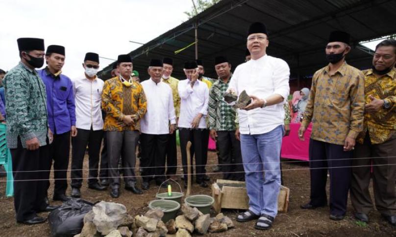 peletakan batu pertama Pesantren Darul Ma'arif NU yang berlokasi di Desa Tanjung Beringin Kec. Curup Utara Kab. Rejang Lebong, Selasa (15/9).