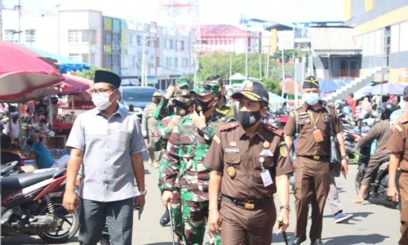 Wakil Gubernur Bengkulu Dedy Ermansyah usai apel pagi sekaligus membuka pelaksanaan peninjau giat penegakan protokol kesehatan di Pasar Panorama dan Pasar Minggu, Kamis (17/9).