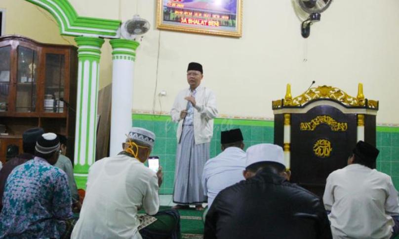 Gubernur Rohidin usai Shalat Subuh Berjamaah dan menyampaikan tausiyah di Masjid Al-Muhajirin, Desa Gajah Mati, Kecamatan Air Rumbai, Kabupaten Mukomuko, Kamis (17/09).