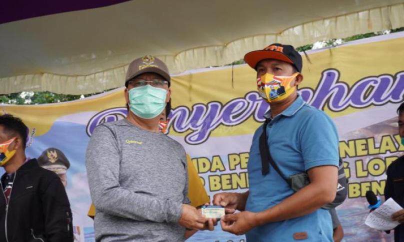 pembagian dilakukan Gubernur Rohidin kepada para nelayan di Pelabuhan Linau Kabupaten Kaur, Selasa (22/09/2020).