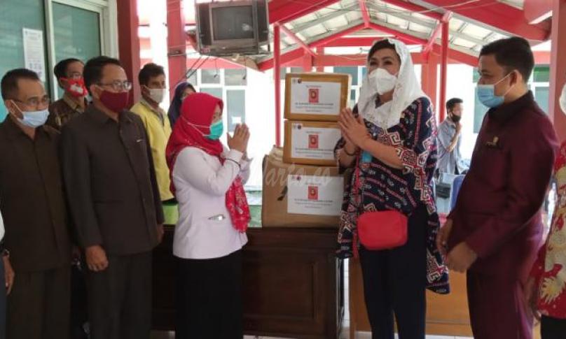Anggota DPR RI Komisi IX, Elva Hartati Murman menyerahkan bantuan berupa, Ventilator dan alat pelindung diri (APD) kepada RSUD Tais