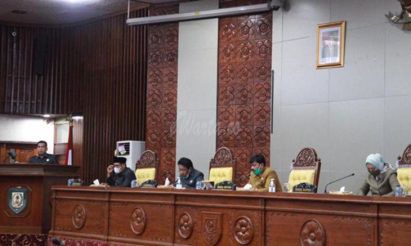  Laporan Banggar atas Raperda tentang APDP-P Provinsi Bengkulu TA 2020, pada Rapat Paripurna ke 5 Masa Persidangan ke 3 Tahun Sidang 2020, di Ruang Rapat Paripurna, Selasa (29/9).