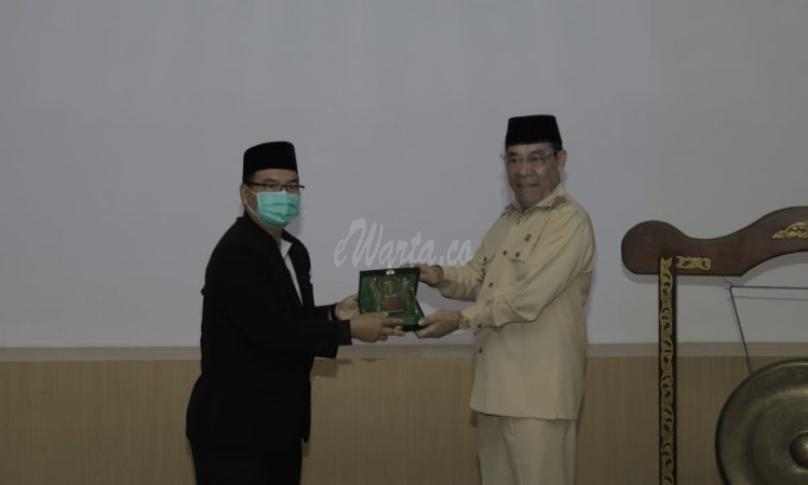 Hijazi Terima Penghargaan Sebagai Tokoh Peduli Pendidikan