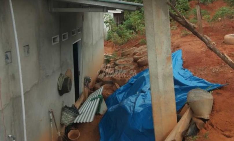 Longsor yang nyaris timbun rumah warga