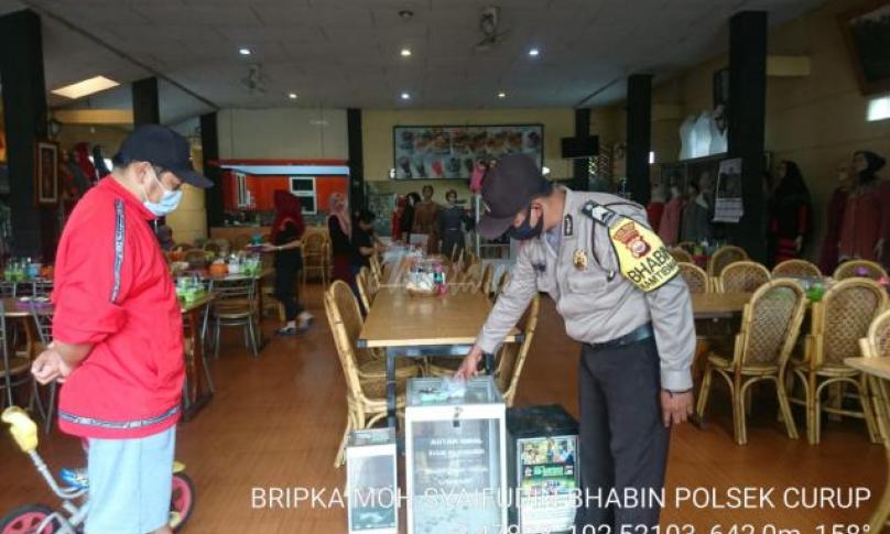 Polisi sedang melakukan olah TKP