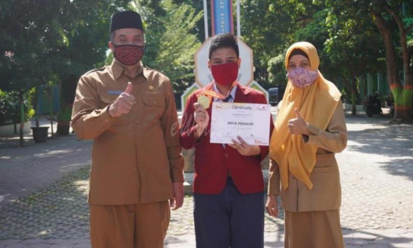 Muhammad Adi Brata Tata Negoro Saputra bersama Kepala MTsN 2 Kota Kediri dan guru pembimbing. (Foto: Istimewa)
