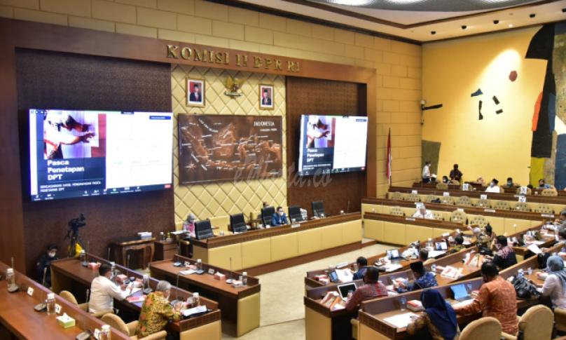 Suasana rapat dengar pendapat (RDP) Komisi II DPR RI bersama Bawaslu, KPU, dan Kemendagri di Gedung DPR/MPR RI Senayan, Jakarta, Kamis (26/11/2020)/foto: Reyn Gloria (Humas Bawaslu RI).
