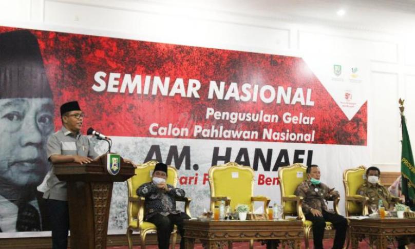 (Plt) Gubernur Bengkulu H. Dedy Ermasnyah dalam sambutan pada kegiatan Seminar Nasional Pengusulan Gelar Calon Pahlawan Nasional A.M Hanafi dari Provinsi Bengkulu, Selasa (17/11) bertempat di Gedung Daerah Balai Raya Semarak Bengkulu. 