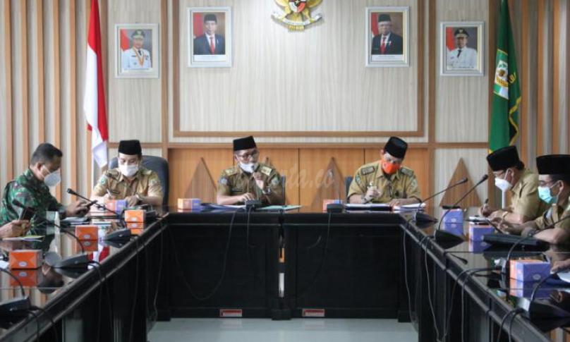 rapat Pembahasan Permasalahan Penanganan Kasus Covid-19 di Provinsi Bengkulu, di Ruang Rapat Rafflesia Kantor Gubernur Bengkulu, Senin (23/11) siang