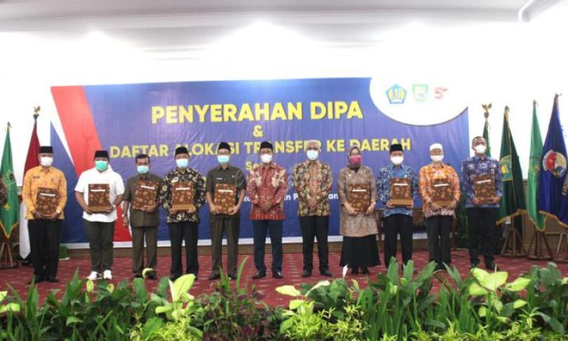 Pelaksana Tugas (Plt) Gubernur Bengkulu H. Dedy Ermansyah saat membuka kegiatan Penyerahan Daftar Isian Pelaksana Anggaran (DIPA) dan Rincian Alokasi Transfer ke Daerah dan Dana Desa (TKDD) Tahun 2021