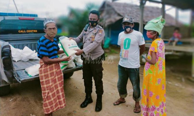 Bhabinkamtibmas Bagikan Beras untuk Pengungsi Kurang Mampu