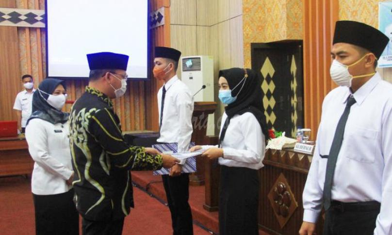 Gubernur Bengkulu Rohidin Mersyah saat menyerahkan Keputusan Pengangkatan dan Pembekalan CPNS Pemerintah Provinsi Bengkulu Formasi Tahun 2019, Rabu (16/12/2020) di Ruang Pola Provinsi Bengkulu.