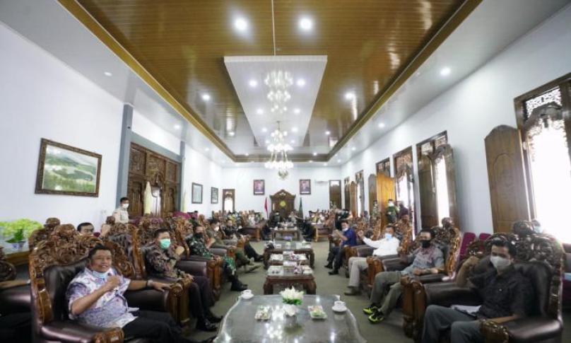 Rohidin saat rapat terbatas di Rejang Lebong, Sabtu 19 Desember 2020. 