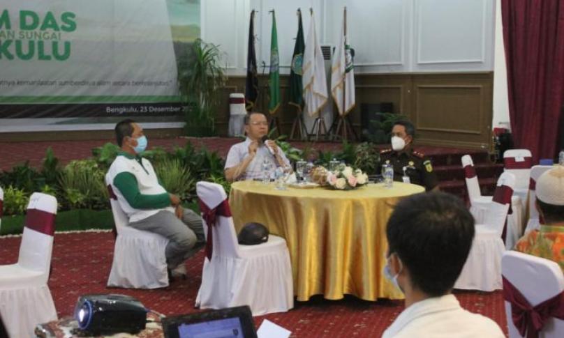 Gubernur Rohidin saat Sosialisasi, Koordinasi dan Konsolidasi Forum DAS Bengkulu di Balai Raya Semarak Bengkulu, 23/12/2020.