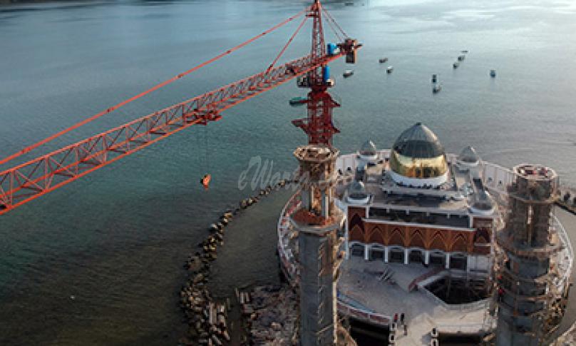Foto udara pembangunan masjid terapung di Pantai Carocok, Painan, Kabupaten Pesisir Selatan, Sumatera Barat, Selasa (22/12/2020). - (antarafoto)