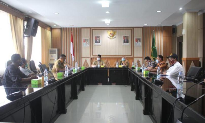 Plt. Asisten I Setda Provinsi Bengkulu Supran, saat menerima audiensi Barisan Masyarakat Pejuang Tanah Ulayat Penyanggah (BMPTUP)  PT. PDU, di Ruang Rapat Rafflesia Kantor Gubernur Bengkulu, Senin (1/2).