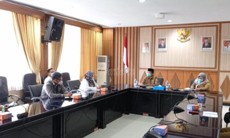 Sekretaris Daerah Provinsi Bengkulu, Hamka Sabri saat Rapat bersama PT. HUTAMA KARYA di ruang Rafflesia, Senin (8/2). 