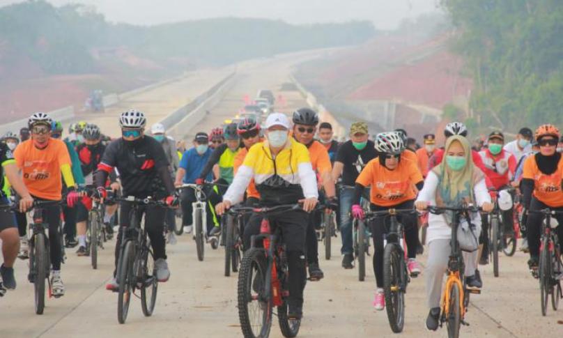 Bersepeda, Rohidin Pantau Progres Pembangunan Tol Bengkulu-Sumsel