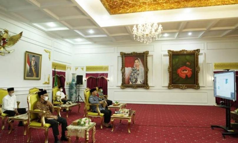 Rapat Bersama Menko Maritim via zoom meeting di Balai Raya Semarak, Jumat (16/4). 