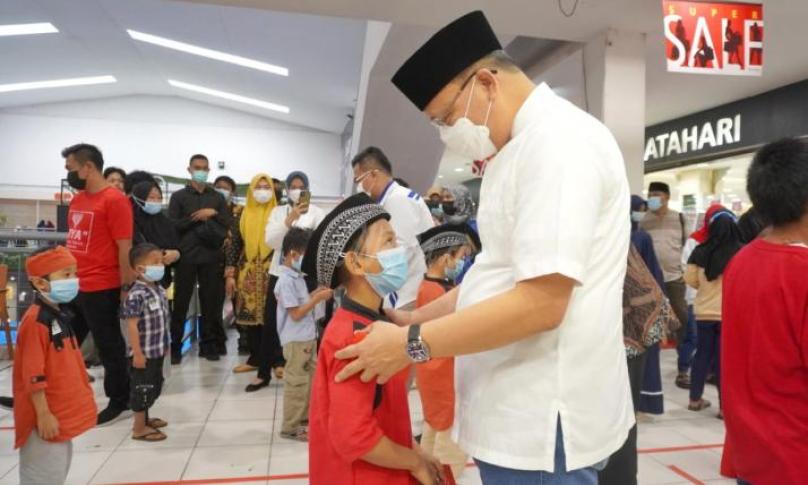 Anak Yatim Dapat Voucher Belanja Baju Lebaran dari Gubernur