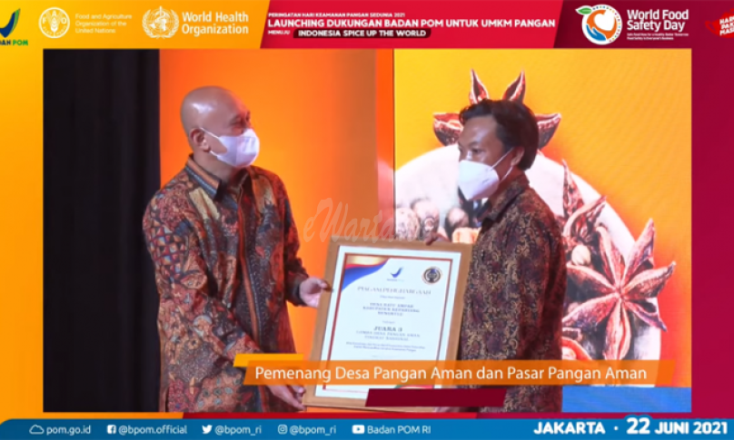 Kades Batu Ampar, Harwan Iskandar saat menerima penghargaan sebagai Juara 3 Lomba Desa Pangan Aman Nasional di Hotel Sangrila, Jakarta, Selasa 22 Juni 2021. (Foto : Screenshoot video Youtube Badan POM RI)