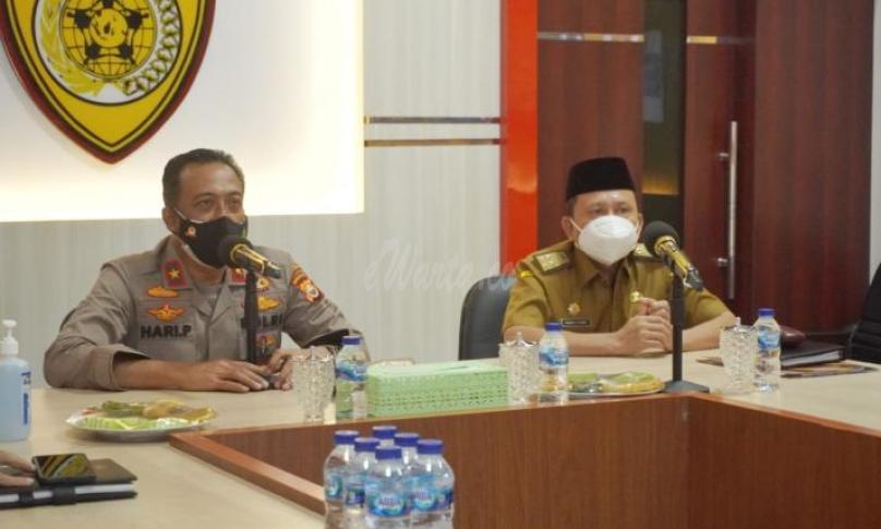 Sekda Provinsi Hamka Sabri didampingi Kepala Dinas Kelautan dan Perikanan memaparkan rencana usulan ini di Mapolda Bengkulu yang diterima langsung Wakapolda Brigjen Pol. Hari Prasodjo beserta beberapa Pejabat Utama Polda Bengkulu.