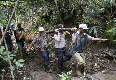 Kepolisian di bantu warga evakuasi korban