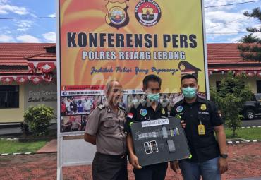Kasat Narkoba Polres Rejang Lebong (Iptu Sampson Sosa Hutapea) didampingi anggota