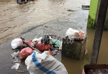 Tampak warga menerobos genangan air luapan sungai Duku di Kecamatan Curup