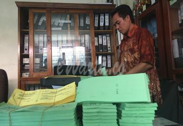 Petugas BPKD Rejang Lebong sedang melakukan porporasi karcis retribusi parkir