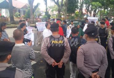 Orasi masa mendapatkan pengawalan ketat dari Kepolisian