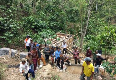 Warga dan fasilitator program pansimas tinjau langsung ke lokasi