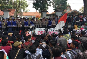 Ratusan Demonstran saat menggelar Demo di Depan Kantor DPRD Rejang Lebong
