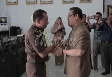 Bupati Seluma dan Kajari Tais lama tampak akrab bersalaman sambil bercengkrama (H. Bundra Jaya dan Ardito Muardi)