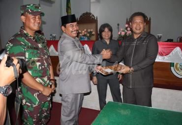 Wakil Ketua I DPRD dan Wakil Bupati Seluma (Ulil Umidi dan Suparto) Sepakati APBD-P Seluma tahun 2018