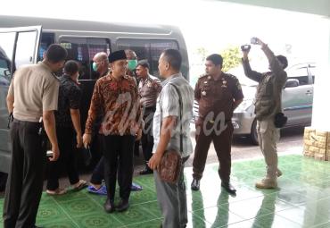 Husni Thamrin CS turun dari mobil tahanan