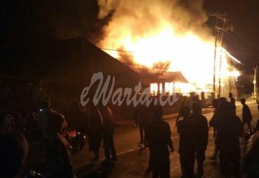 Terlihat api mulai membesar