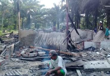 Puing-puing sisa kebakaran rumah milik Yayan Suryana