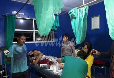 Korban Puspita Sari (Bidan Desa) saat mendapatkan pertolongan medis di Pukesmas Kembang Mumpo