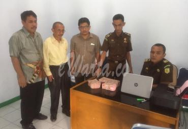 Foto pengembalian uang sebesar 363 juta Rupiah kerugian negara kepada Kejari Tais oleh tersangka Kepala Sekolah SMKN 6 Seluma (Fredi Emrimal)