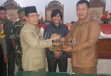Bupati Seluma Haji Bundra Jaya berjabat tangan dengan Waka I DPRD Seluma Ulil Umidi