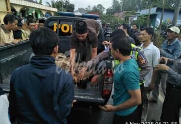 Korban saat mendapatkan pertolongan warga dan kepolisian Polsek Sukaraja