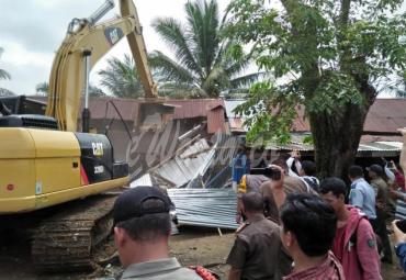 Pembongkaran warem di eks sungai hitam