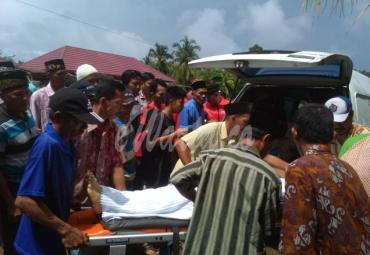 Korban MD saat dinaikkan ke mobil ambulance
