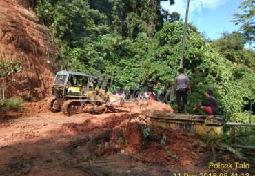 Pembersihan tumpukan longsoran tanah