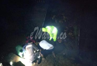 Proses evakuasi korban (Susanto) sopir truk