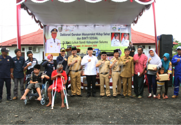 Gubernur Bengkulu Rohidin Meryah foto bersama dengan Wakil Bupati Seluma Suparto
