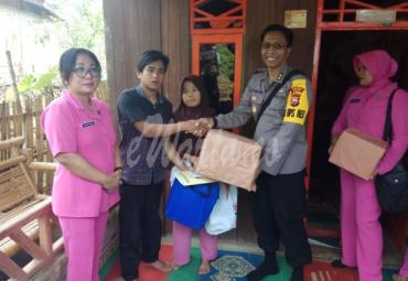 Kapolres Seluma saat menyerahkan santunan untuk Ilham dengan mendatangi langsung ke rumahnya di Desa Sengkalak Seluma, Bengkulu