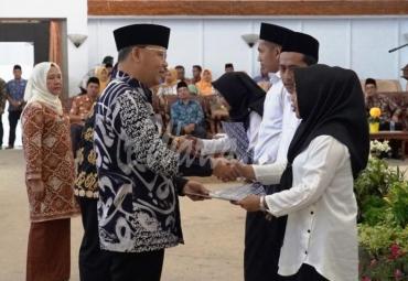 Gubernur Bengkulu (Dr H Rohidin Mersyah) membagikan 286 SK CPNS 2018